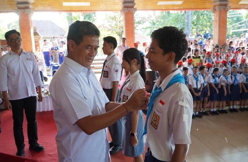 Cetak SDM Kemanusiaan Berkualitas, Wakil Bupati Buleleng Lantik Ribuan Anggota PMR di Puncak HUT ke-81 PMI
