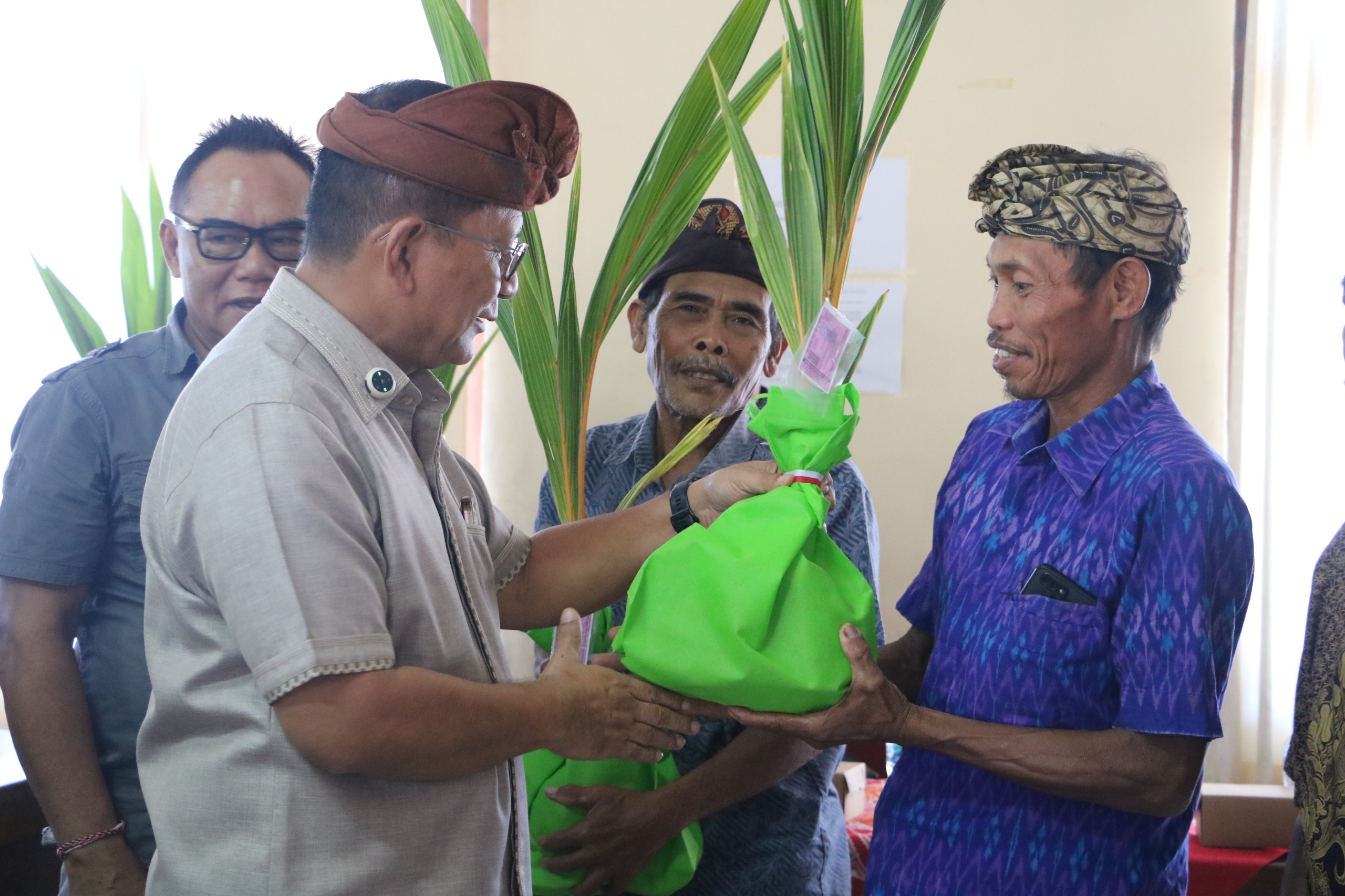 Bupati Sutjidra Bersama Anggota DPR RI Serahkan Bantuan Alsintan dan Bibit Senilai Rp3,4 Miliar untuk Petani Buleleng
