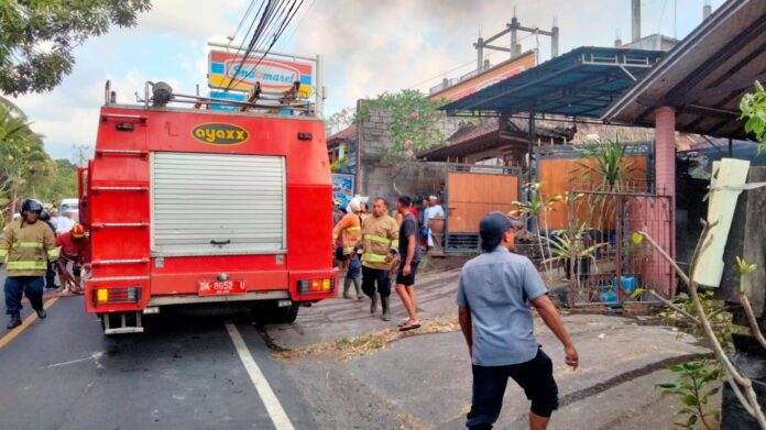 Api dari Pembakaran Sampah Merembet ke Rumah, Pensiunan Guru di Ambengan Rugi Rp1 Miliar