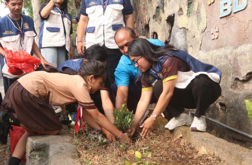 Tanam Asoka dan Pucuk Merah, Mahasiswa KKN IAHN Mpu Kuturan Implementasikan Nilai Tri Hita Karana