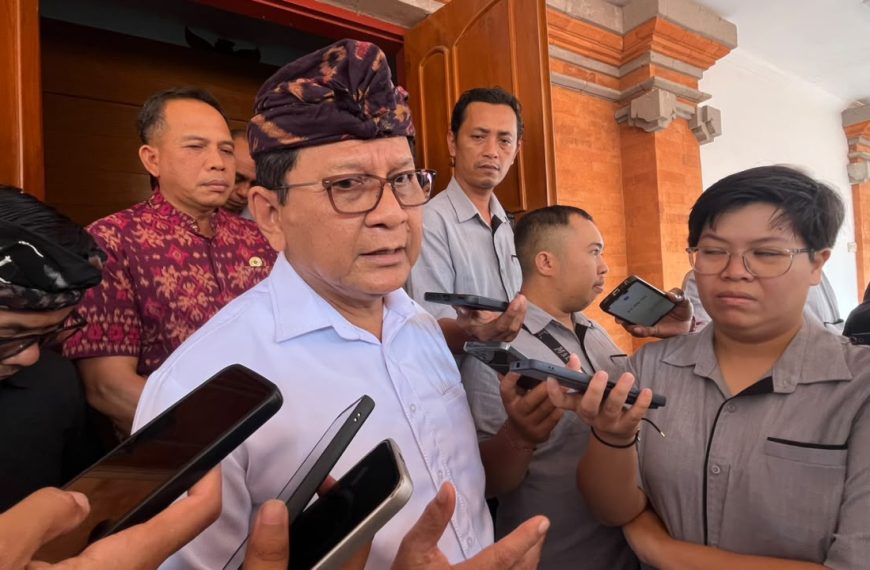 Bupati Sutjidra Siapkan Nakes dan Ambulans, Antisipasi Dampak Antrian BBM