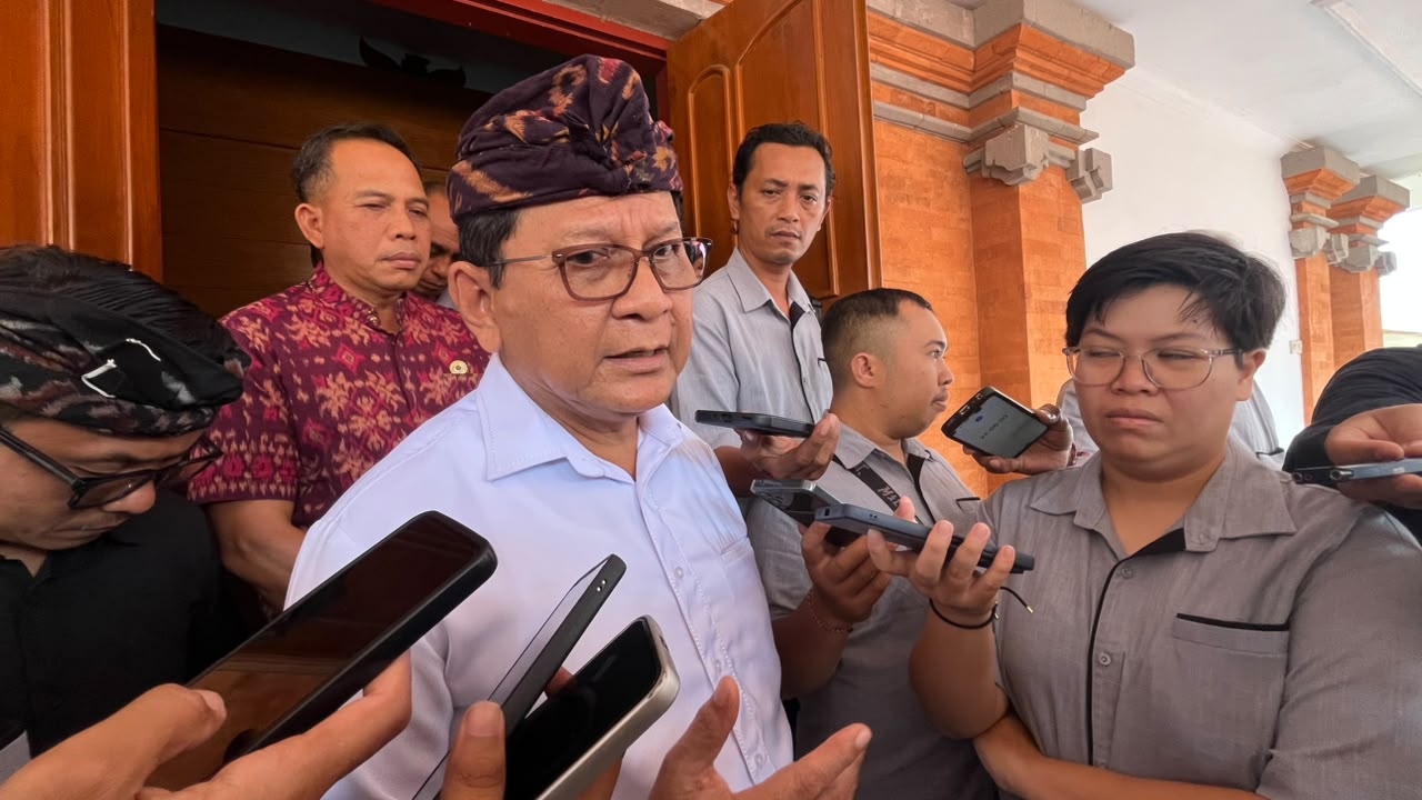 Bupati Sutjidra Siapkan Nakes dan Ambulans, Antisipasi Dampak Antrian BBM
