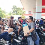 Di Tengah Antrean BBM, Pemkab Buleleng bersama Masyarakat Hadirkan Kepedulian Lewat Donasi Air Mineral