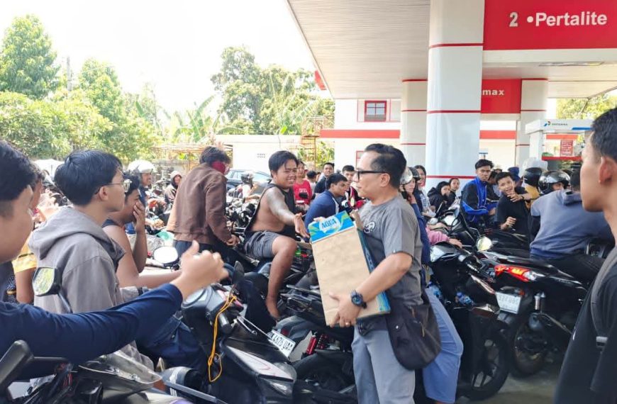 Di Tengah Antrean BBM, Pemkab Buleleng bersama Masyarakat Hadirkan Kepedulian Lewat Donasi Air Mineral