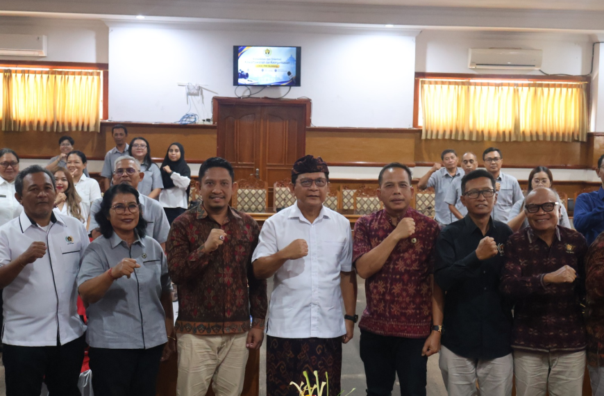 Buka OKK PWI, Bupati Sutjidra Minta Wartawan Buleleng Terus Tingkatkan Kompetensi di Era Digital
