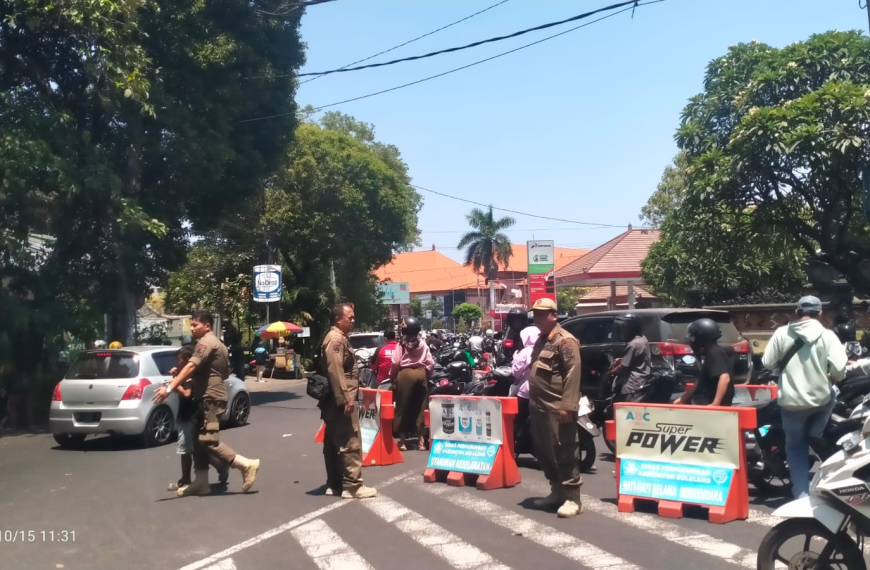 Satpol PP Buleleng Turun ke SPBU, Pengawasan Antrean BBM Diperketat untuk Cegah Kemacetan